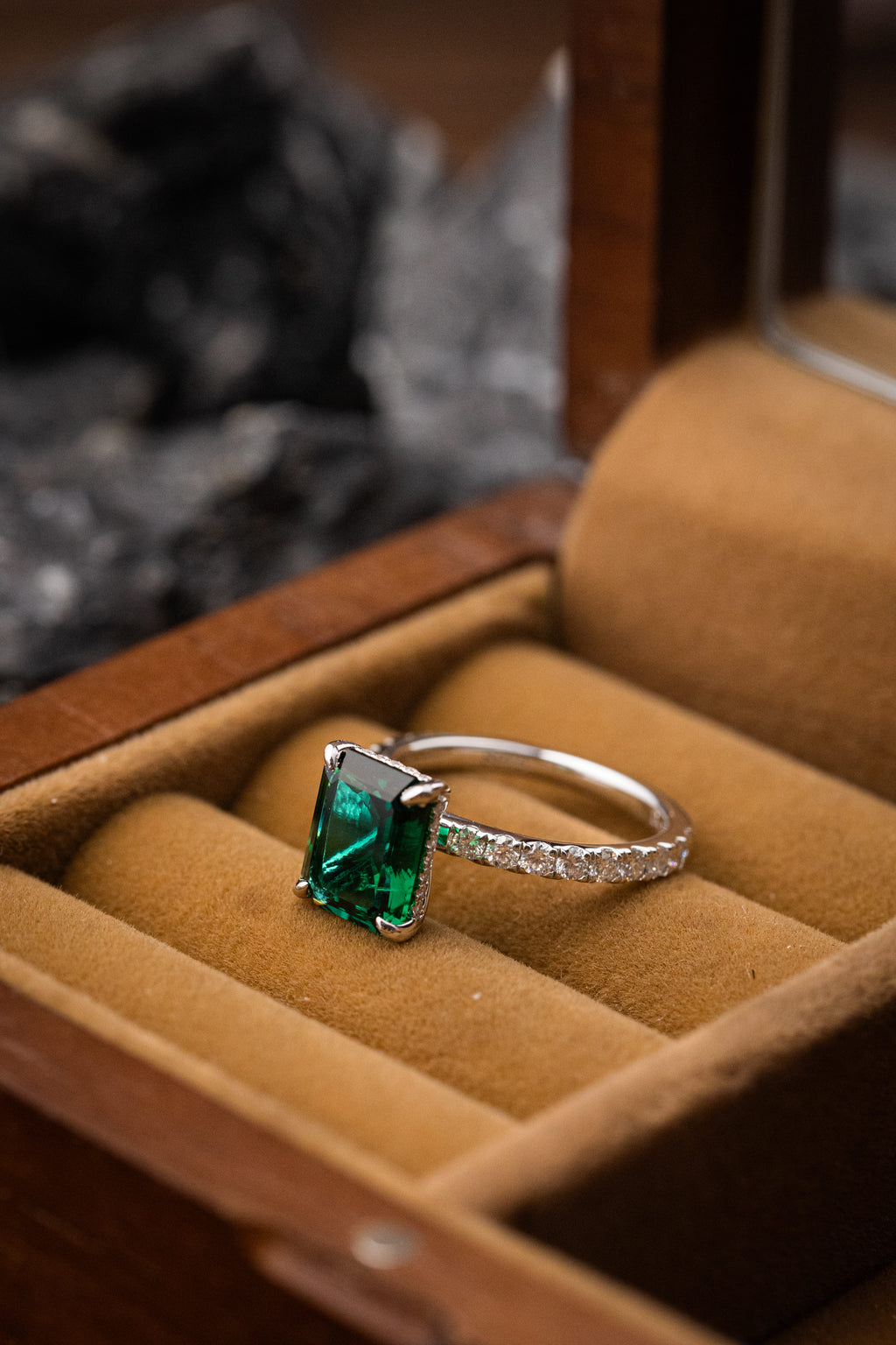 Nysera Vivid Muzo Emerald Ring。