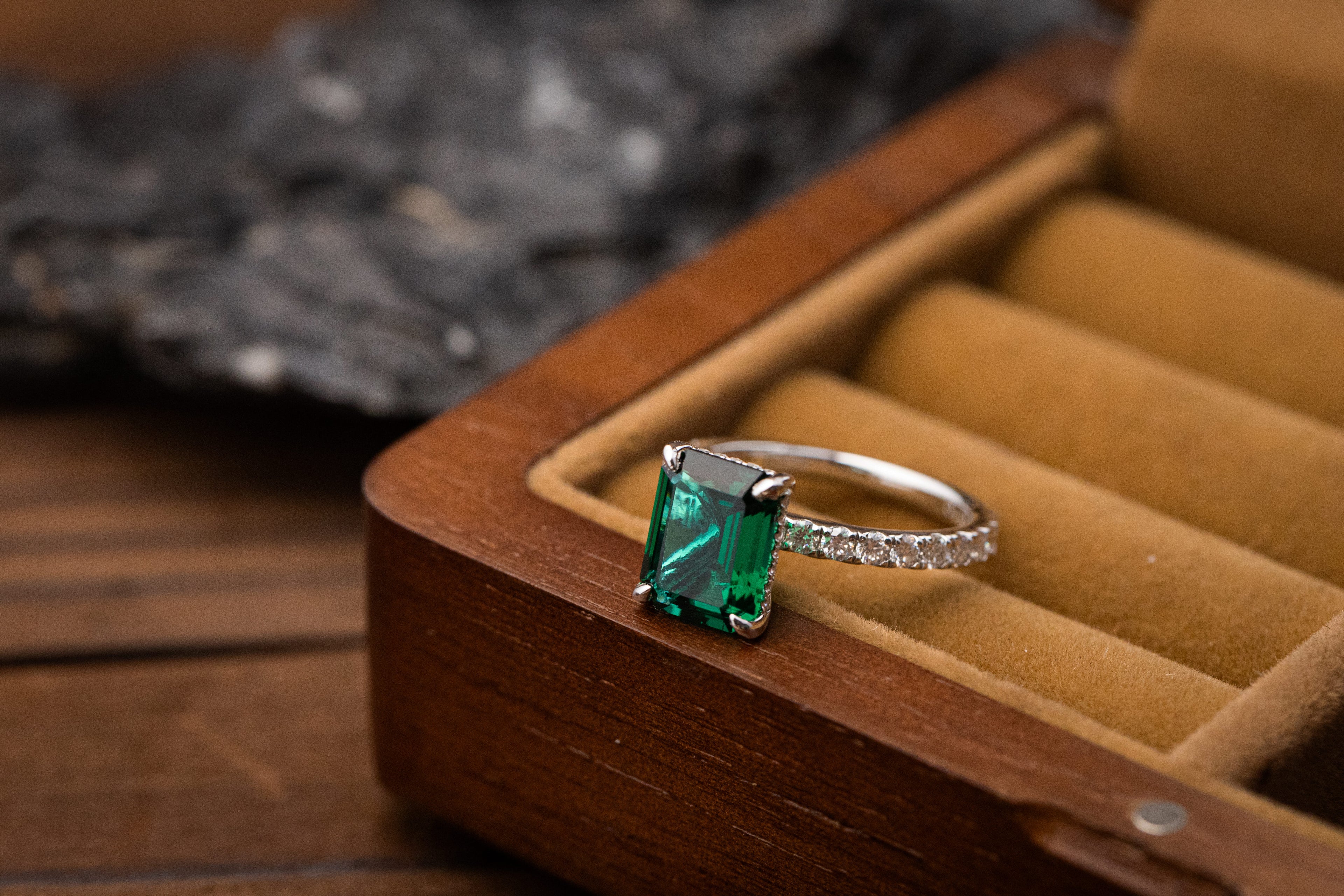 Nysera Vivid Muzo Emerald Ring。